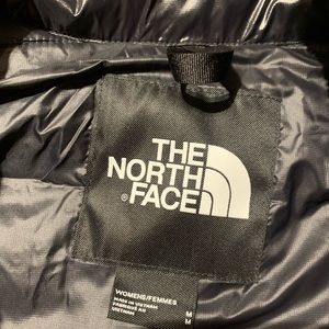 North face Neptse short jacket medium new. Never used.